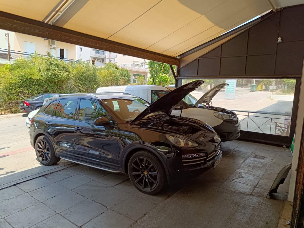 Porsche Cayenne και επαγγελματικό όχημα με ανοιχτά καπό