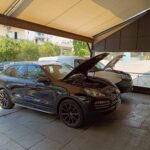 Porsche Cayenne και επαγγελματικό όχημα με ανοιχτά καπό