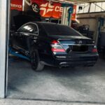 Μαύρο Mercedes-Benz σταθμευμένο μέσα στο συνεργείο αυτοκινήτων.