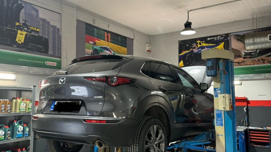 Ασημί mazda SUV σε συνεργείο