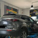 Ασημί mazda SUV σε συνεργείο