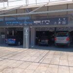 Εξωτερική όψη του συνεργείου Paul Em. Autoworks στην Ηλιούπολη, με οχήματα VW Group (Audi, Seat, Skoda, Volkswagen) στο χώρο επισκευών.