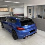 Μπλε VW Scirocco παρκαρισμένο στο συνεργείο.