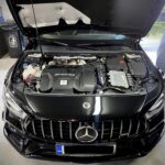 Κινητήρας μιας Mercedes-AMG ανοιχτός για επισκευή.