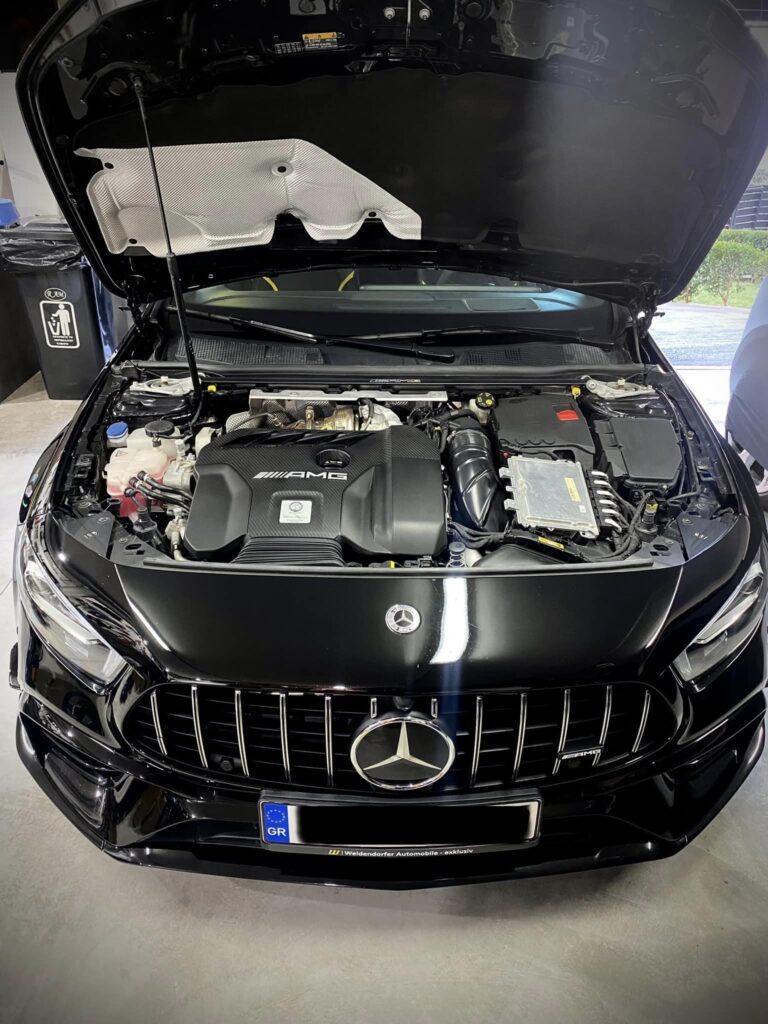 Κινητήρας μιας Mercedes-AMG ανοιχτός για επισκευή.