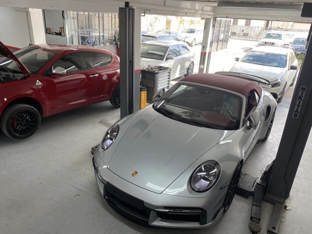 Ασημένια Porsche παρκαρισμένη σε κλειστό χώρο.