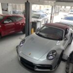 Ασημένια Porsche παρκαρισμένη σε κλειστό χώρο.