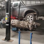 Ανυψωμένο όχημα στο συνεργείο Spilios Garage Service για μηχανική επισκευή