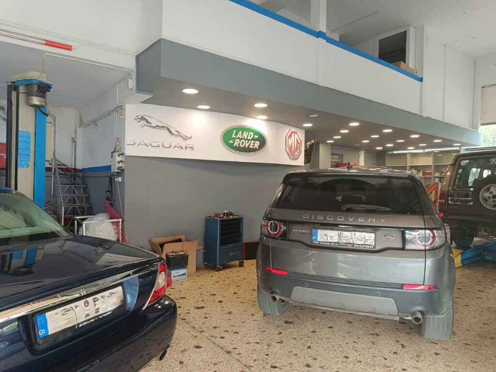 Μαύρο Range Rover Sport σε εξειδικευμένο συνεργείο Jaguar & Land Rover στην Ηλιούπολη.